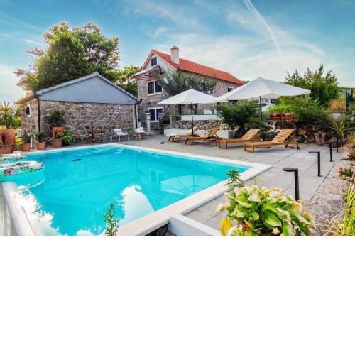 Stone Garden Villa - Escape from busy life with infinity pool and hot tub
