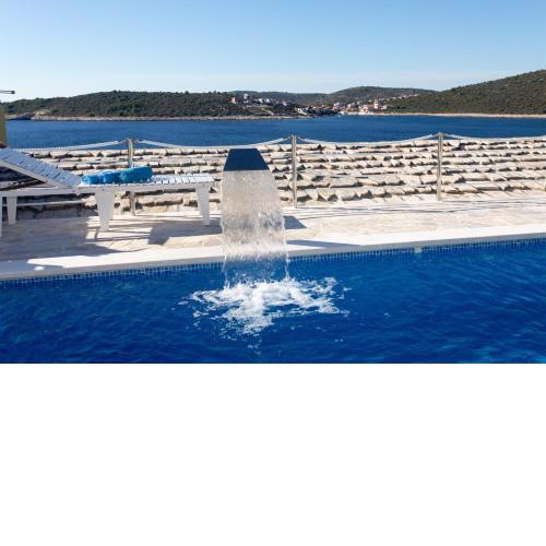 Stone House with swimming pool & Sauna, Beach, Sevid