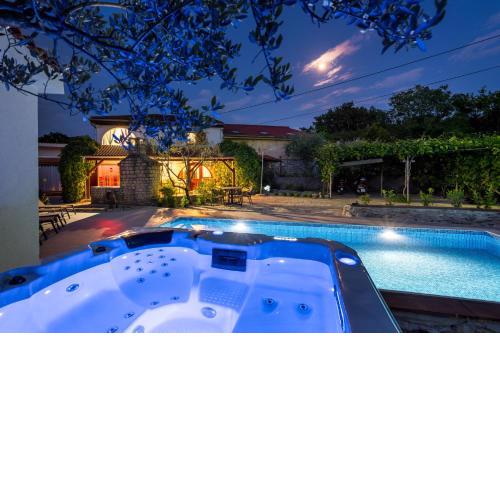 Stone Lady Holiday home with pool&hot tub,sauna,bbq,garden