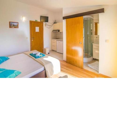 Studio apartment in Dugi Rat with sea view, balcony, air conditioning, WiFi 5113-2