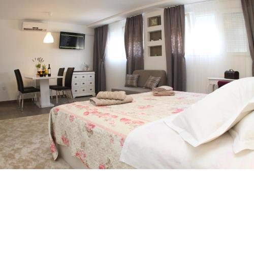 Studio Apartments Mirakul