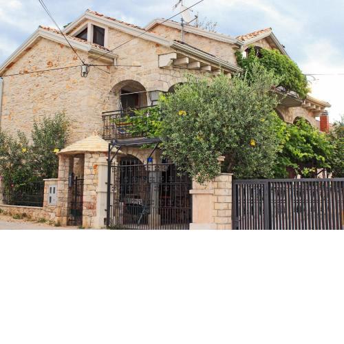 Studio Basanija 7148a