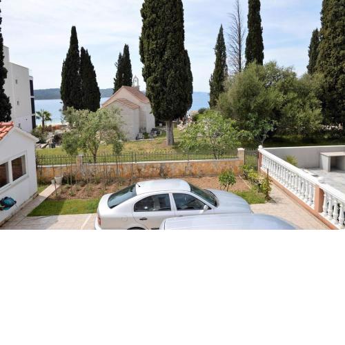 Stunning 2-Bed Apartment in Okrug Gornji