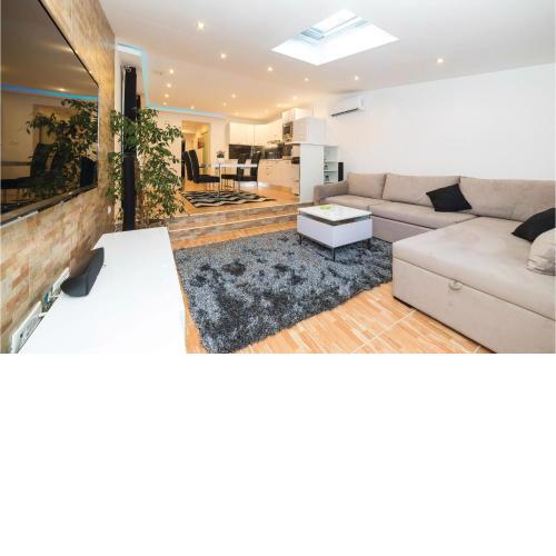 Stunning Apartment In Kastel Gomilica With 2 Bedrooms, Sauna And Wifi