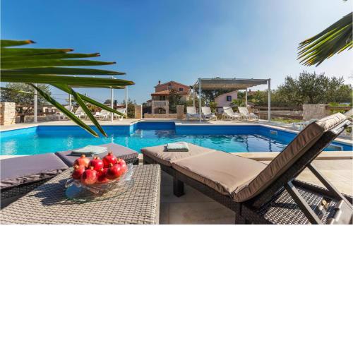 Stunning Apartment In Liznjan With Wifi
