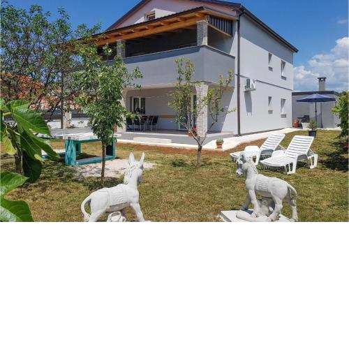 Stunning Apartment In Loborika With Kitchen