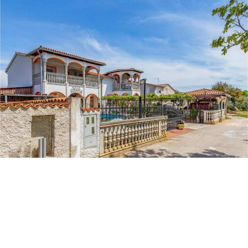 Stunning Apartment In Medulin With Wifi