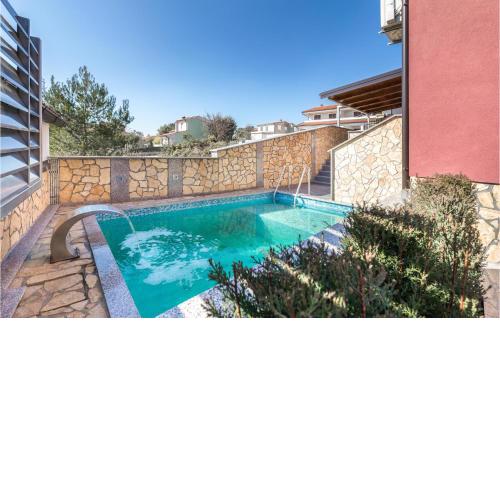 Stunning Home In Barbariga With Jacuzzi