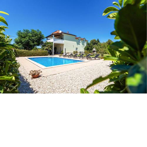 Stunning Home In Donji Prolozac With Wifi