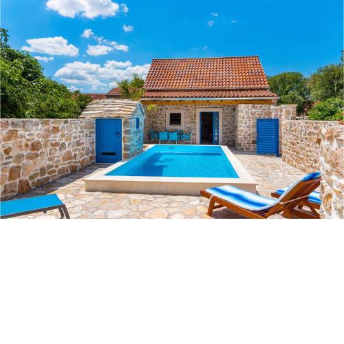 Stunning Home In Drnis With Wifi