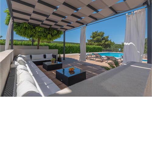 Stunning Home In Dubrava Kod Sibenika With Sauna