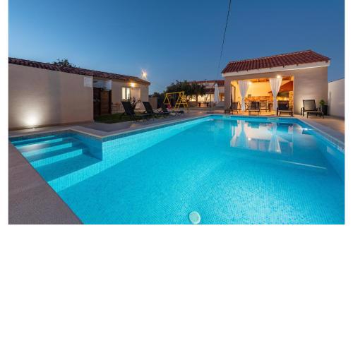 Stunning Home In Galovac With Kitchen