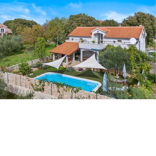 Stunning Home In Oklaj With Outdoor Swimming Pool