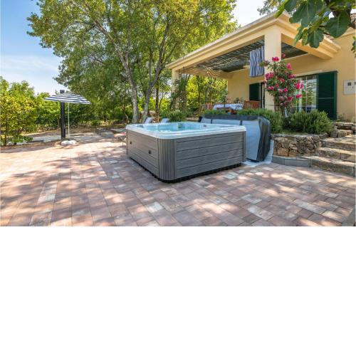 Stunning Home In Ostrobradic With Jacuzzi