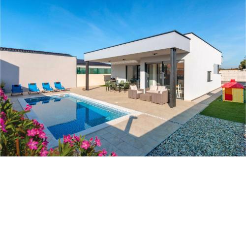 Stunning Home In Peroj With Outdoor Swimming Pool