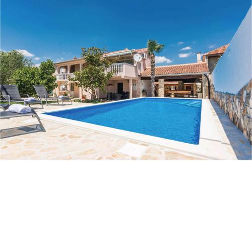 Stunning Home In Perusic Donji With Wifi