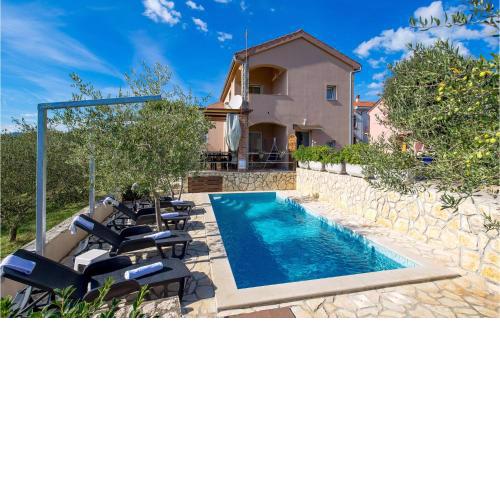 Stunning Home In Pinezici With Kitchen