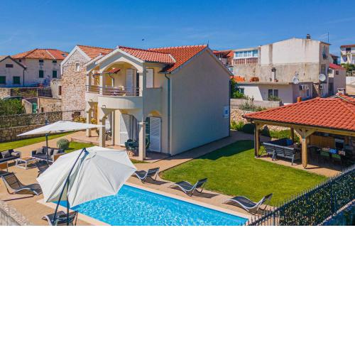 Stunning Home In Pirovac With Kitchen