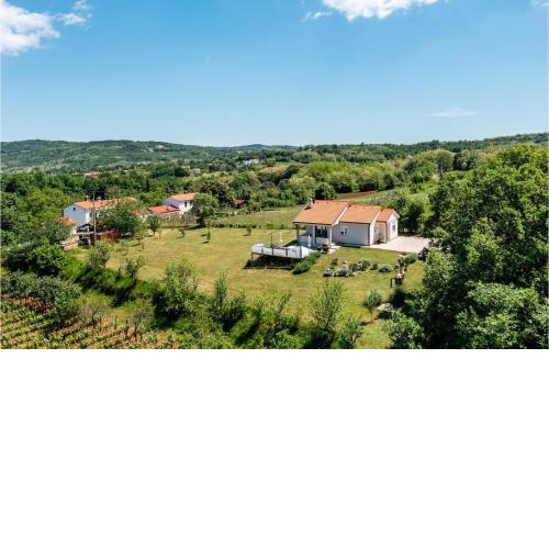 Stunning Home In Rakotule With Jacuzzi
