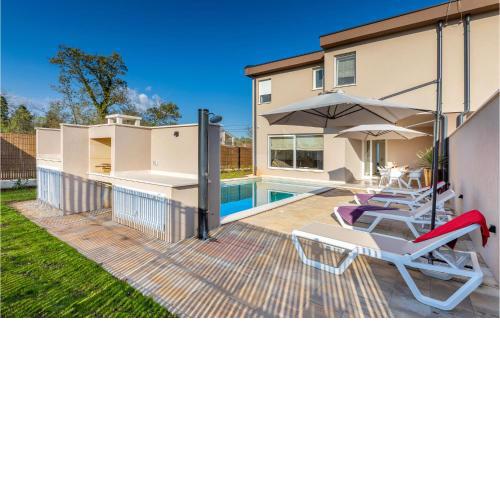 Stunning Home In Segotici