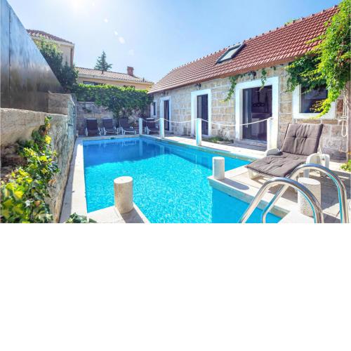 Stunning Home In Sinj With Jacuzzi