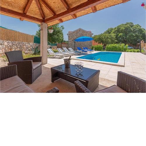 Stunning Home In Siritovci With Wifi