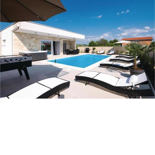 Stunning Home In Sukosan With Jacuzzi