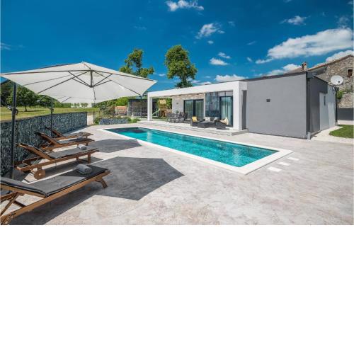 Stunning Home In Tinjan With Jacuzzi