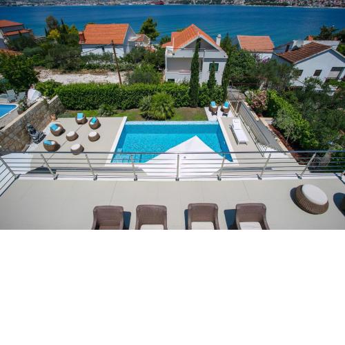 Stunning Villa Avalon with pool for 9, 2 mins to beach
