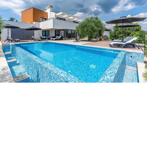 Stylish Villa Pedena with a pool and a gym