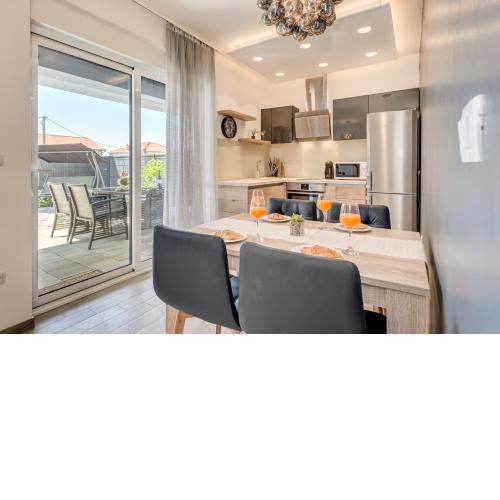 Sunny 4**** luxury apart with garden in center