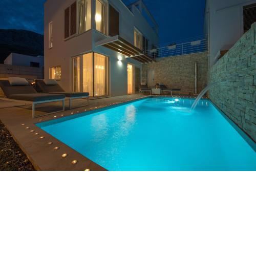 Sunny Bo Villa with a heated pool and rooftop jacuzzi