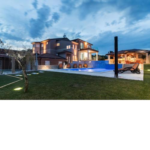 Superb villa Maxima with private pool, sauna, jacuzzi, playground for up to 18 persons, extra pool heating available