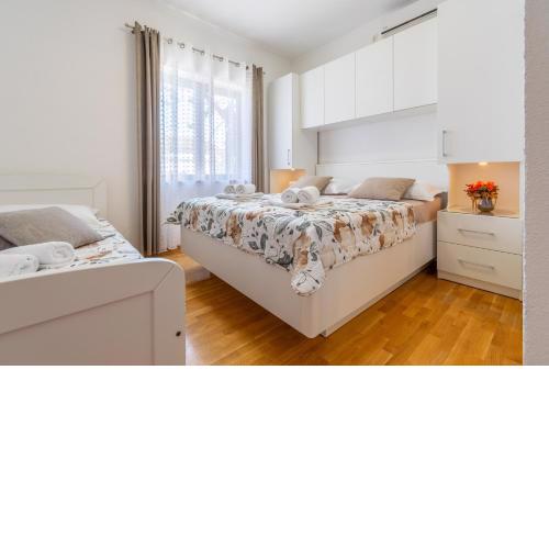 Sweet triple room in Makarska