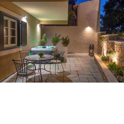 TEONA Luxury Studio Apartment with jacuzzi and garden view