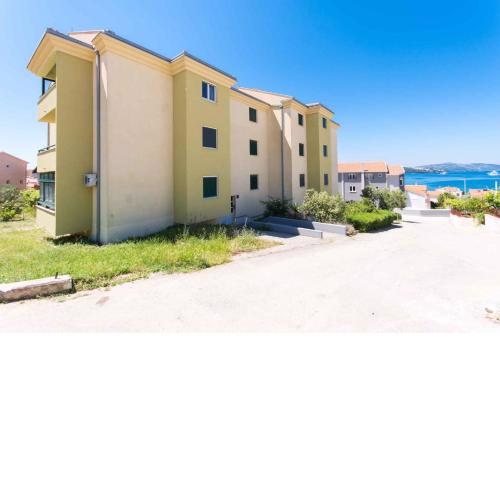 Three-Bedroom Apartment in Okrug Gornji I