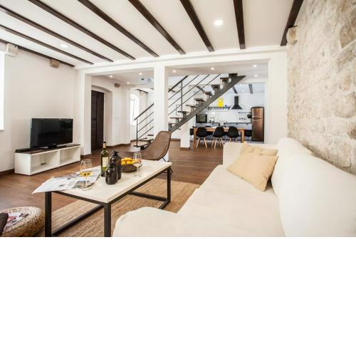 Tinel Longo, holiday home for up to 8, city center, BBQ, terrace