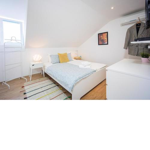 Top-Floor Apartment in Trogir Center