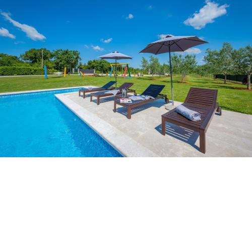 Traumhafte Villa mit privatem Pool, WLAN, Kinderspielplatz und großen Garten mit Grill