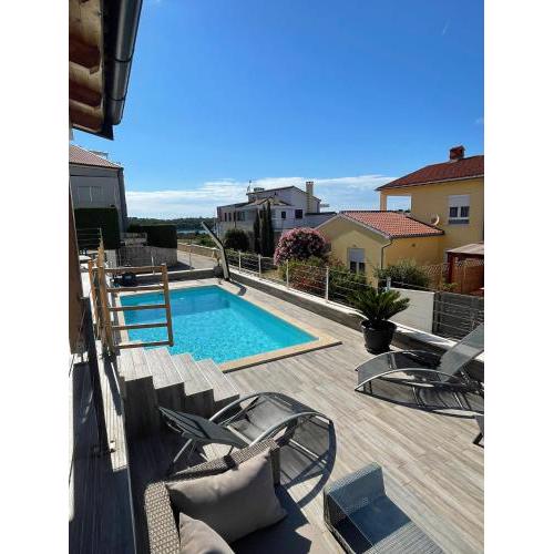Two-bedroom apartment with own private pool near the beach