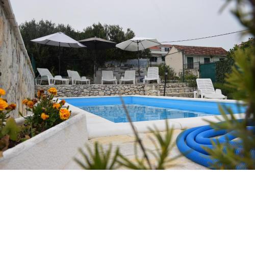 Two-Bedroom House with Shared Pool in heart of Seget