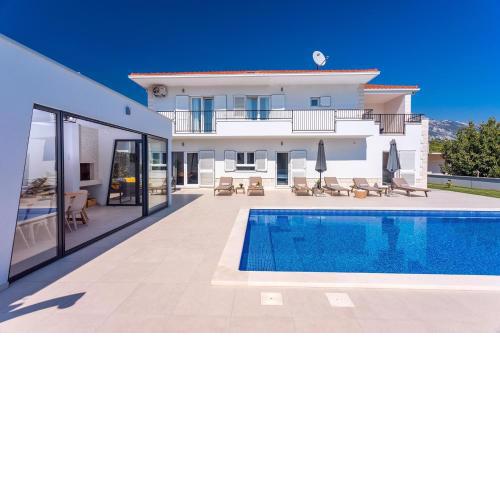 VILLA ALMIC with heated pool, 5 bedrooms, Gaming room, a multi-use playground court