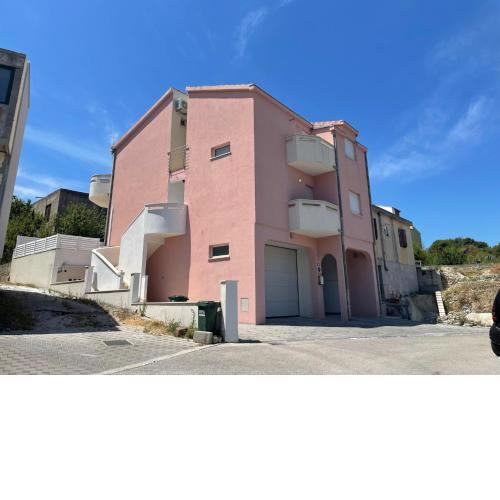 Villa Apricot - Schönes Apartment mit kühlem Garagenplatz