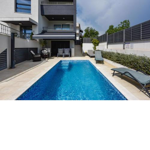 Villa Azzuro with jacuzzi and pool