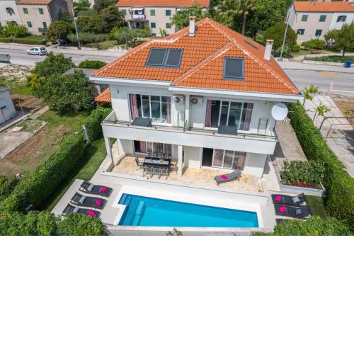 Villa Barbara-Kastela with heated pool