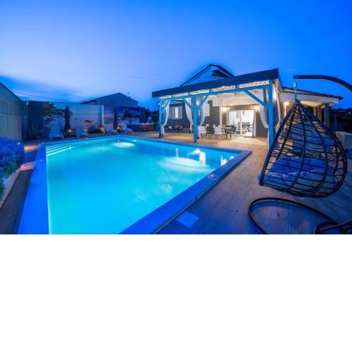 Villa Beauty with heated pool and jacuzzi