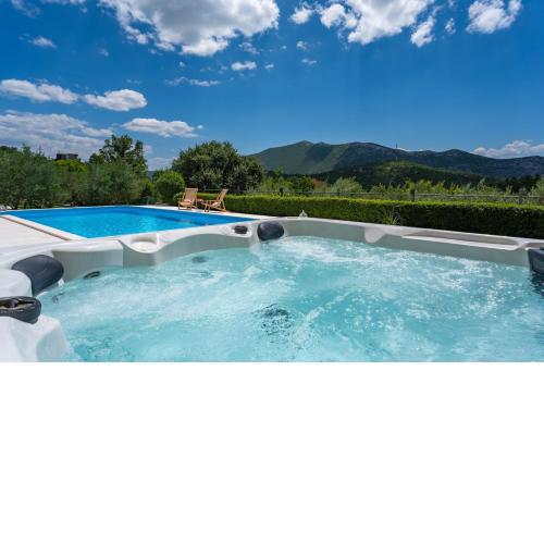 VILLA BEYBE with Jacuzzi, large private pool 50m2, BBQ,free WIFI, 3 bedrooms