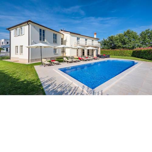 Villa Blanca with pool and parking