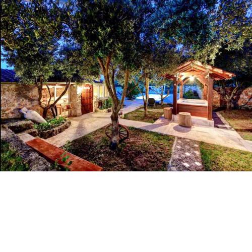 Villa Bongo, house with pool and jacuzzi, Ždrelac