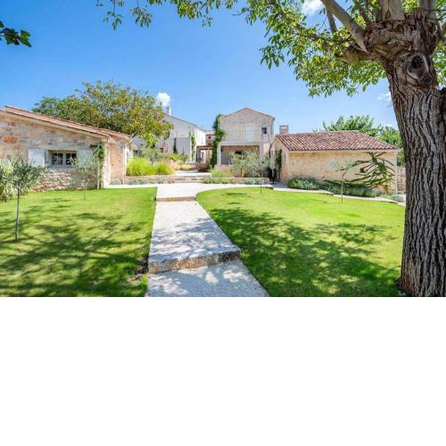 Villa Charlotte for 14 persons with 73m2 Pool in Central Istria - Daily Housekeeping & Breakfast Service